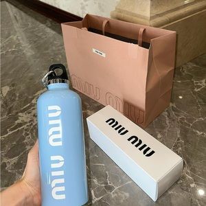 miu miu Stainless steel water bottle, 500 ml Brand new in box Logo W snap-hook